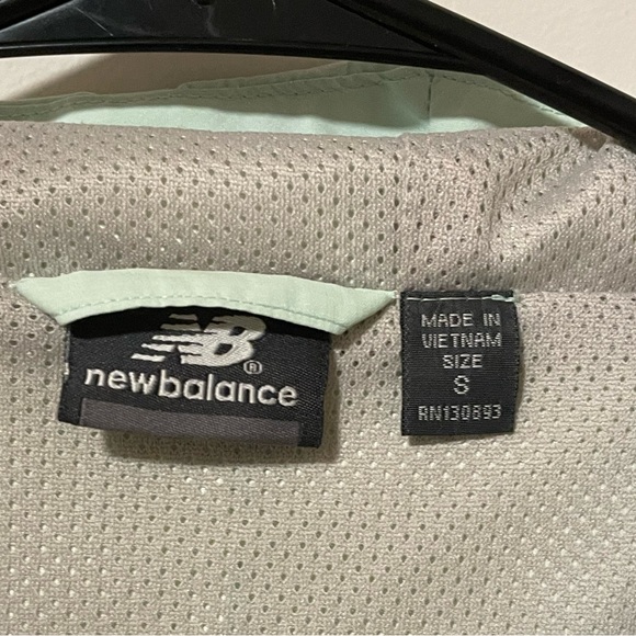 New Balance Mint Green Cool Weather Hooded Running Jacket W’s S - Picture 3 of 8